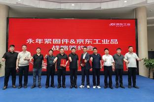 中国人登上亚洲杯领奖台！马宁领衔中国裁判组，领取纪念奖牌